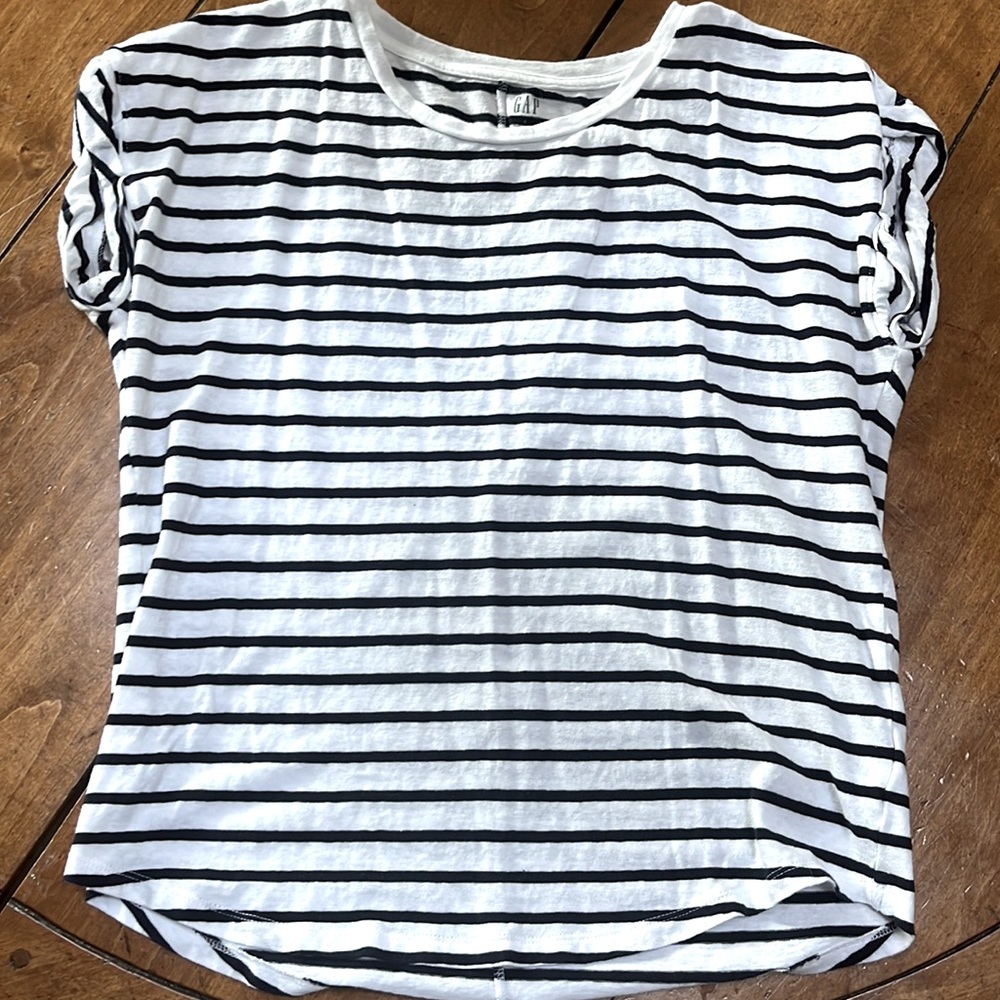 Small navy blue Gap t-shirt.